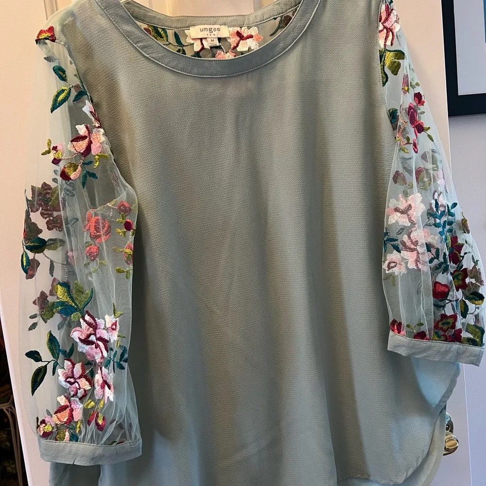 Seafoam green shirt with shear embroidered sleeves -medium - Picture 7 of 8